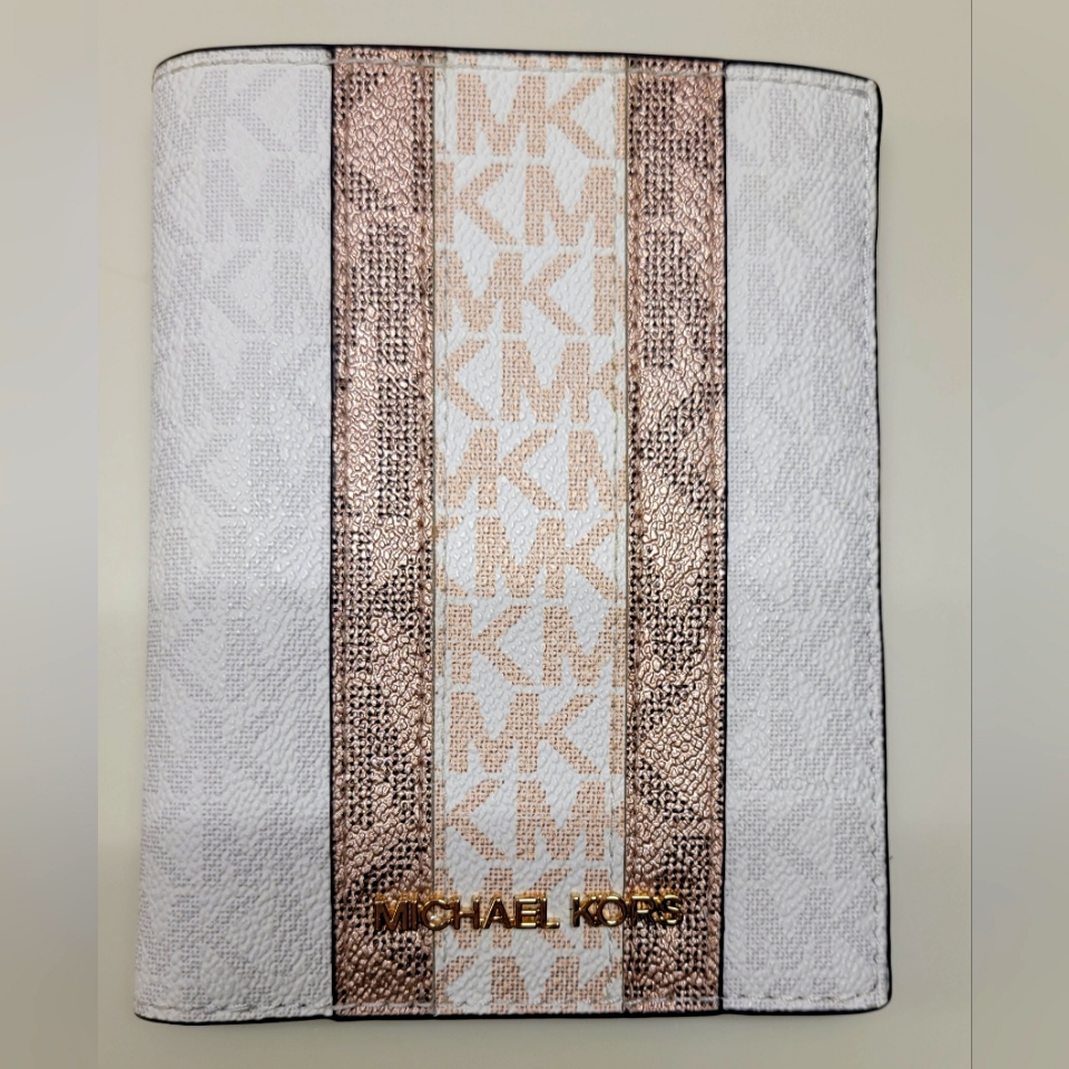 Michael Kors Powder Blush Jet Set Stripe Passport Wallet (Blush, Gold And Creme)